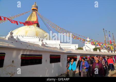 Il Tibetano pellegrini a piedi attorno al Bodhnath Stupa, Kathmandu, Nepal Foto Stock