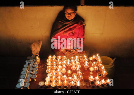 Una donna tibetana vendita di candele in preghiera presso il Bodhnath Stupa, Kathmandu, Nepal Foto Stock