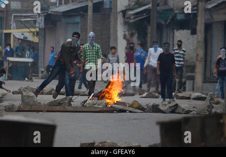 La questione del Kashmir, India. Il 30 luglio, 2016. I manifestanti si scontrano con la polizia indiana a Srinagar la capitale estiva della controllata indiana del Kashmir. Centinaia hanno partecipato alle dimostrazioni contro l uccisione del comandante militante Burhan Wani e recenti massacri dalle forze del governo nel Kashmir . Credito: Faisal Khan/Pacific Press/Alamy Live News Foto Stock