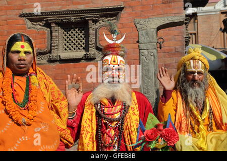 Ritratto di tre Sadhus (uomo santo), una donna e due uomini, Durbar Square, Kathmandu, Nepal Foto Stock