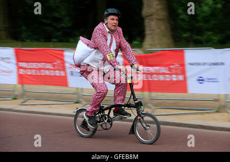 Un concorrente che partecipa alla finale annuale del Campionato del mondo di Brompton, che si tiene come parte del festival Prudential RideLondon di Ciclismo sul Mall, Londra. Foto Stock