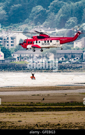 Guardia costiera irlandese Sigorsky S-61N conducendo un pick-up esercita su di una spiaggia Foto Stock