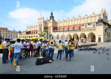 Cracovia in Polonia - Lug 27, 2016: la Giornata Mondiale della Gioventù 2016 Cattolica Internazionale per la Convenzione dei giovani, i giovani sulla Piazza principale Foto Stock