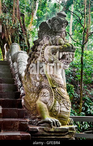 Dragon Bridge nel sacro santuario di scimmia, Bali, Indonesia Foto Stock