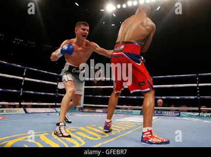 Luke Campbell (sinistra) e Argenis Mendez durante il vacante WBC Silver campionato leggero bout presso la prima diretta Arena, Leeds. Foto Stock