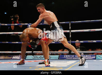 Luke Campbell (destra) e Argenis Mendez durante il vacante WBC Silver campionato leggero bout presso la prima diretta Arena, Leeds. Foto Stock