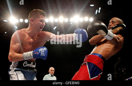 Luke Campbell (sinistra) e Argenis Mendez durante il vacante WBC Silver campionato leggero bout presso la prima diretta Arena, Leeds. Foto Stock