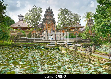 Pura Saraswati Tempio sull'acqua, Bali, Indonesia Foto Stock