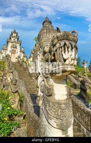 Faccia del drago di fronte Pura Penataran Lempuyang tempio, Bali, Indonesia Foto Stock