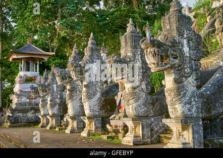 Facce di draghi di fronte Pura Penataran Lempuyang tempio, Bali, Indonesia Foto Stock