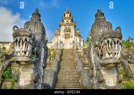 Facce di draghi di fronte Pura Penataran Lempuyang tempio, Bali, Indonesia Foto Stock