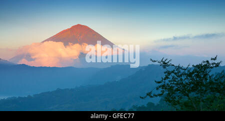 Gunung Agung Vulcano al tramonto, Bali, Indonesiawilderness