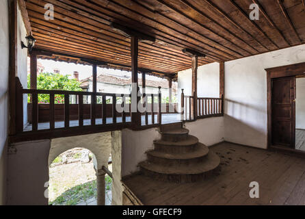 Ingresso e balcone coperto al primo piano soggiorno di una tradizionale casa ottomana, il vecchio quartiere di Korca, Sud Est Foto Stock