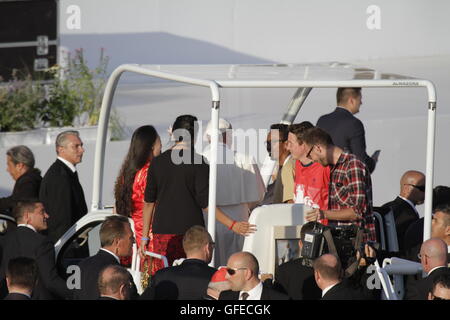 Brzegi, Polonia. Il 30 luglio, 2016. Papa Francesco rigidi con i 6 giovani in rappresentanza di tutti i continenti in papa mobile verso l'altare. Oltre un milione di pellegrini per la veglia notturna presso il Campus Misericordiae a celebrare la veglia con il Papa Francesco. Molti dei pellegrini rimanere per tutta la notte per la Messa conclusiva della Giornata Mondiale della Gioventù 2016 con Papa Francesco. © Michael Debets/Pacific Press/Alamy Live News Foto Stock