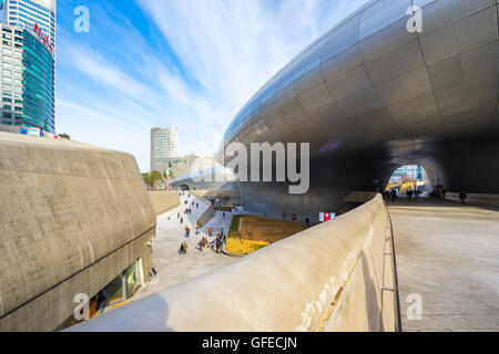 Seoul, Corea del Sud - 6 Dicembre 2015: il design di Dongdaemun Plaza, chiamato anche il DDP, è un importante sviluppo urbano nel punto di riferimento Foto Stock