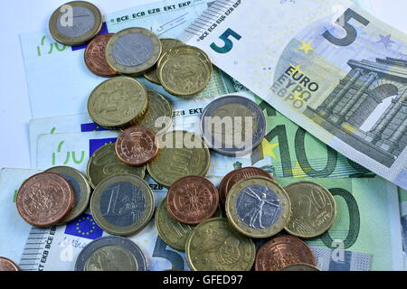 Diversi vicino la banconota in euro e valuta Foto Stock