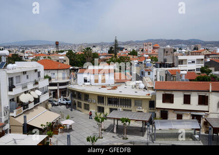 Vista della città vecchia Limassol dal castello medievale tetto.it è la seconda più grande città in Cipro, economici, culturali , Centro finanziario Foto Stock