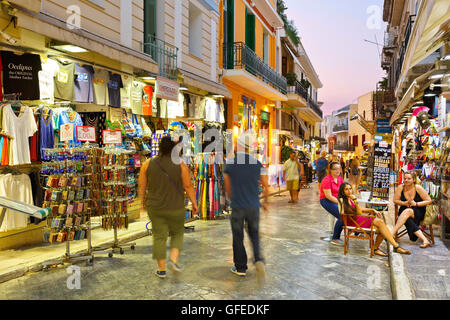 Persone in strada principale dello shopping della città vecchia di Plaka. Foto Stock