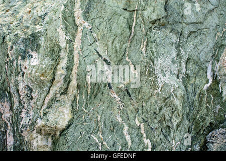 Strutture di pietra sulla riva del mare di feriti onde. Foto Stock