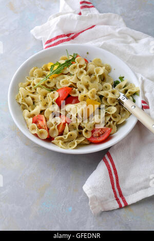 La pasta italiana con pesto e verdure, cibo close-up Foto Stock