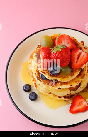 Frittelle con frutti di bosco estivi sulla piastra, cibo Foto Stock