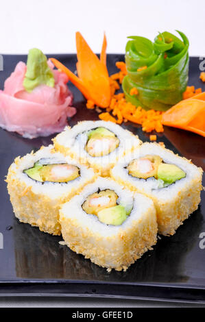 Piastra di dentro e fuori il sushi Foto Stock