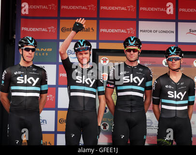 Chris Froome del Team Sky (seconda a sinistra) è introdotto per la folla durante il giorno due di Prudential RideLondon. Foto Stock