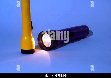Due luci flash uno viola uno giallo Foto Stock