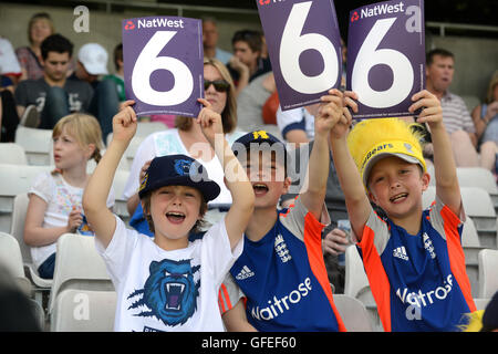 Giovani cricket Cricket appassionati spettatori di celebrare un sei a casa Edbaston del Warwickshire County Cricket Club Foto Stock