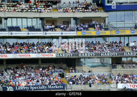 Tifosi di cricket spettatori guarda match Edbaston home del Warwickshire County Cricket Club Foto Stock