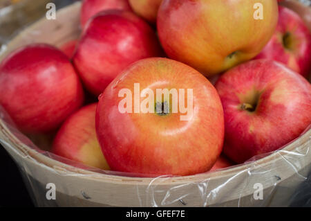 Cestello di organico red braeburn mele a livello locale mercato degli agricoltori Foto Stock