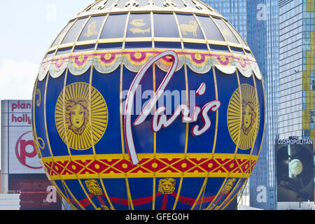 Las Vegas - Circa il luglio 2016: Esterno del Paris Las Vegas. Con un formato dimezzato la Torre Eiffel mi Foto Stock