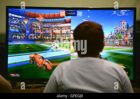 Un ragazzo giocando a un gioco per computer. Foto Stock