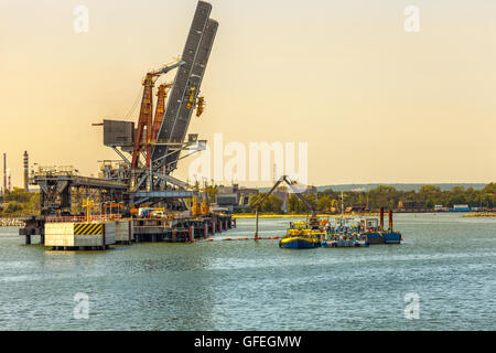 Lavori di costruzione sulle banchine del porto commerciale di Danzica, Polonia. Foto Stock