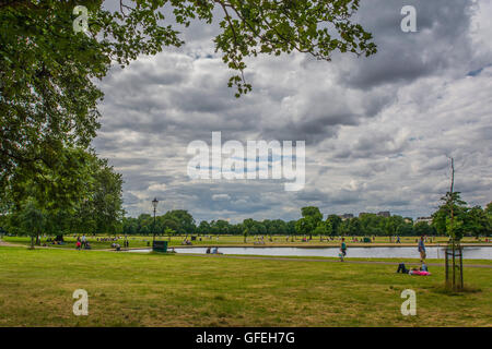 Una torbida estate la domenica pomeriggio su Clapham Common, Londra del sud Foto Stock