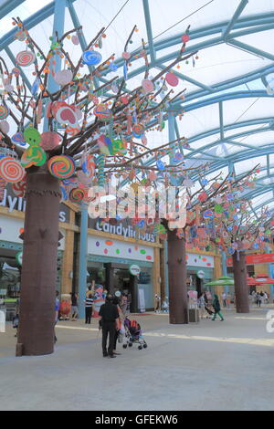 Persone passeggiata Resorts World Sentosa di Singapore. Foto Stock