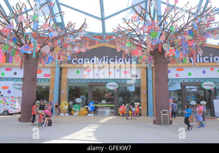 Persone passeggiata Resorts World Sentosa di Singapore. Foto Stock