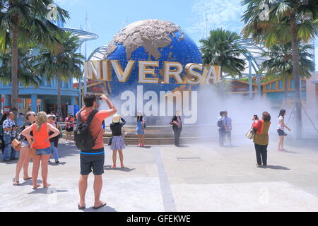 Persone passeggiata Resorts World Sentosa di Singapore. Foto Stock