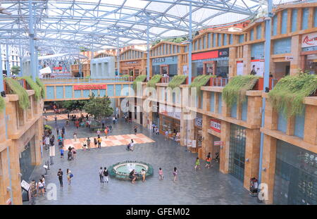 Persone passeggiata Resorts World Sentosa di Singapore. Foto Stock