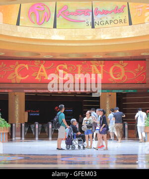 Persone passeggiata casinò al Resorts World Sentosa di Singapore. Foto Stock