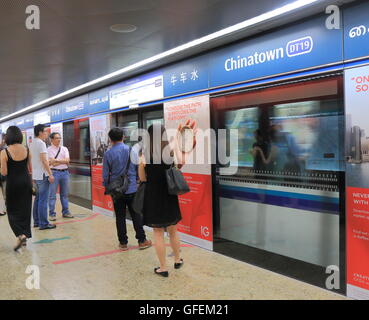 Persone i pendolari a Chinatown MRT Station in Singapore. Foto Stock