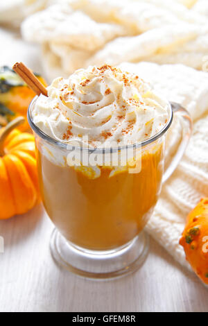 Latte macchiato di zucca con panna e spezie Foto Stock