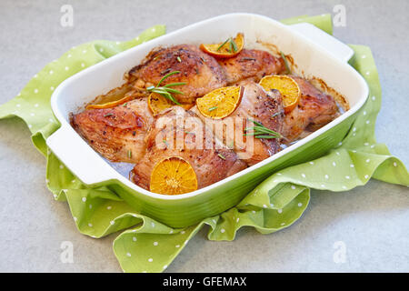 Forno cotto arrosto orange clementina le cosce di pollo Foto Stock