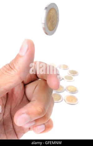 Uomo pronto a flip 10 Thai Baht coin su sfondo bianco Foto Stock