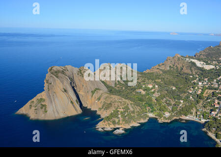 VISTA AEREA. Il Bec de l'Aigle, un promontorio roccioso che domina il Mar Mediterraneo dalla sua altezza di 155 metri. La Ciotat, Provenza, Francia. Foto Stock