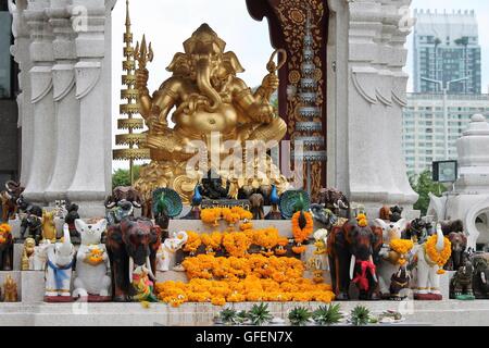 Fiore che offre a un tempio indù in Thailandia Ganesh statua, predisposto idolo di argilla del dio indù Ganesha - Signore di buon auspicio Foto Stock