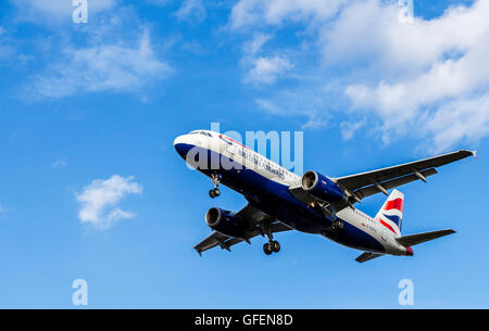 British Airways Passeggeri aerei approccio di atterraggio Foto Stock