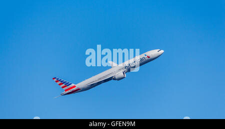 Aerei per il trasporto di passeggeri In American Airlines livrea. Boeing 777 Foto Stock