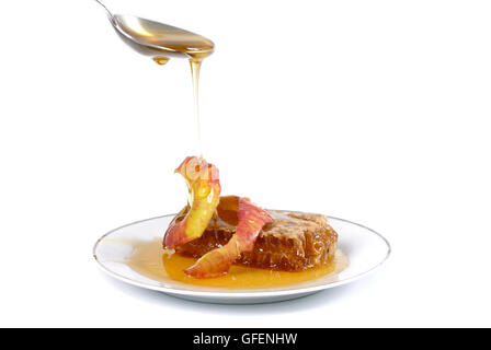 Mele e miele di favo di miele, simboli di Roah Hashanah'anno ebraico su sfondo bianco Foto Stock