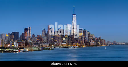 New York City antenna vista panoramica al tramonto del distretto finanziario di grattacieli (World Trade Center) con il fiume Hudson Foto Stock